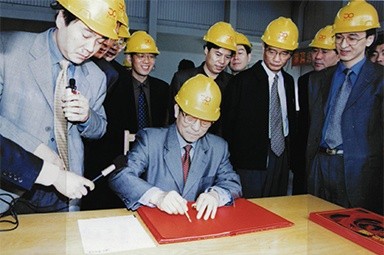 2002年4月3日，时任浙江省省长柴松岳视察澳门太阳成城工业园