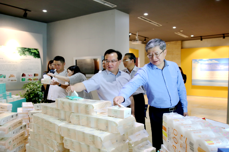 2019年 5月22日，时任浙江省社会组织综合党委专职副书记、省民政厅社会组织管理局局长蔡国华莅临澳门太阳成城调研企业发展情况和党建工作