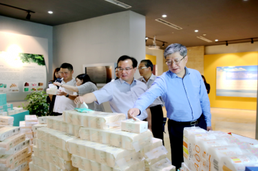 2019年 5月22日，时任浙江省社会组织综合党委专职副书记、省民政厅社会组织管理局局长蔡国华莅临澳门太阳成城调研企业发展情况和党建工作